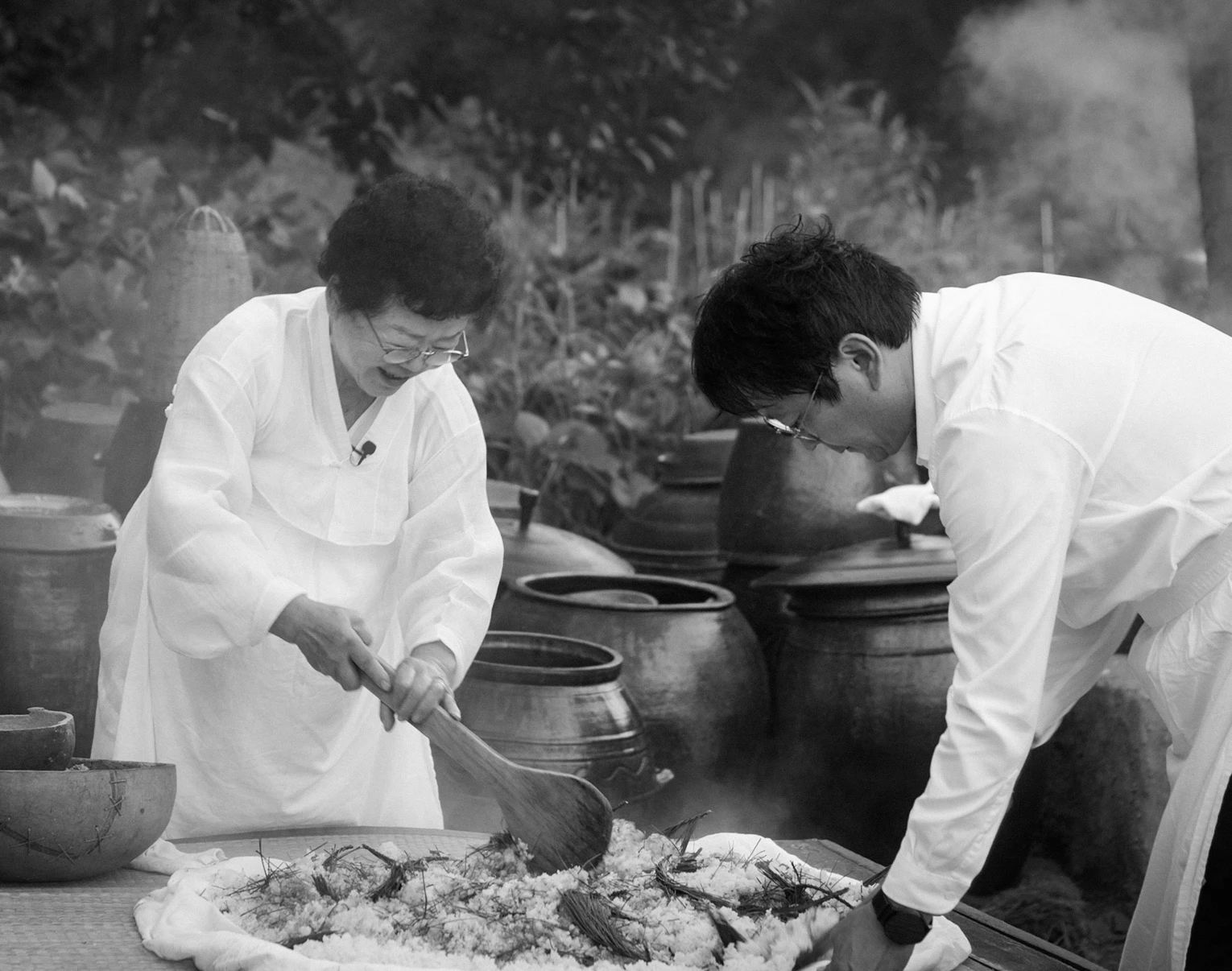 왕주를 빚는 모습